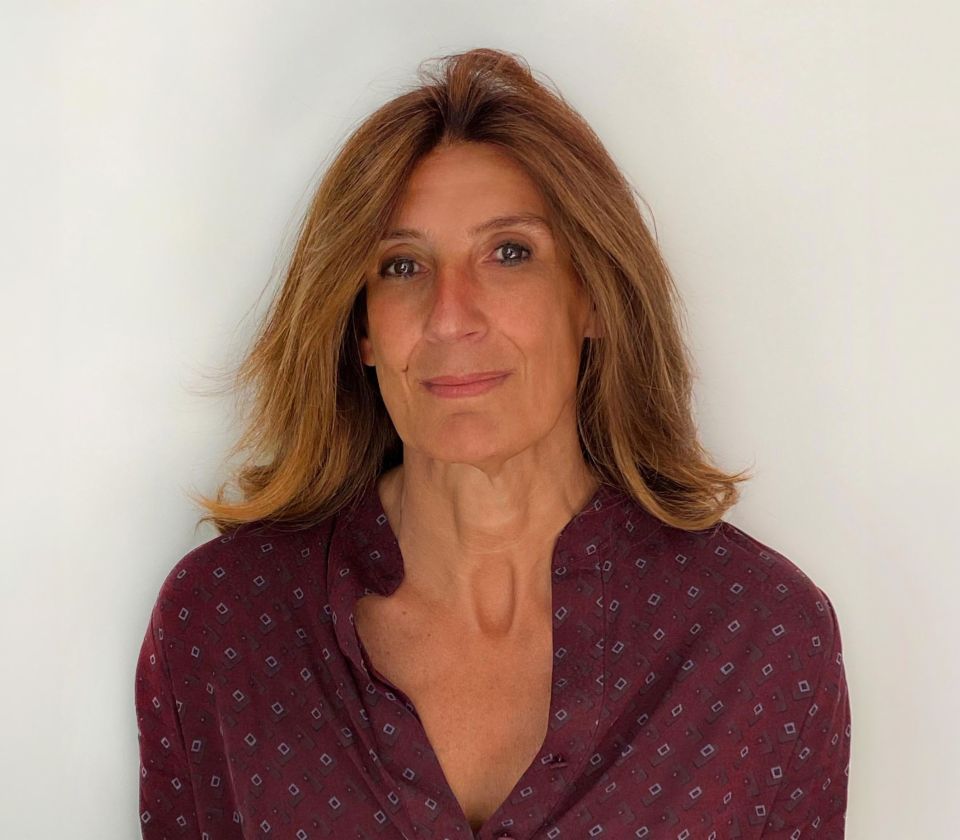 Portrét Nathalie Lameyre, stojící v jasné místnosti