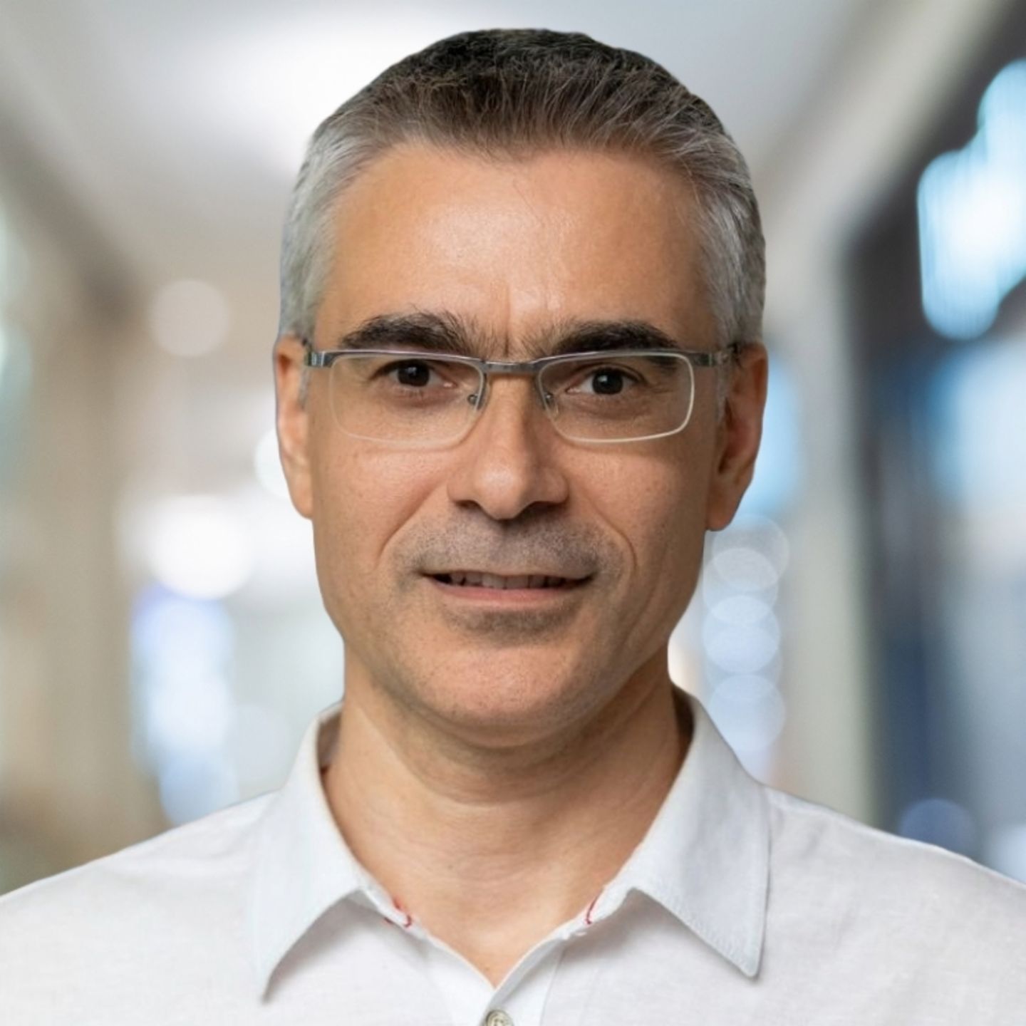 Obrázek zobrazuje portrét partnera v rozhovoru Dobrina Mirovského, Chief Digital Officer v EOS Bulharsku.