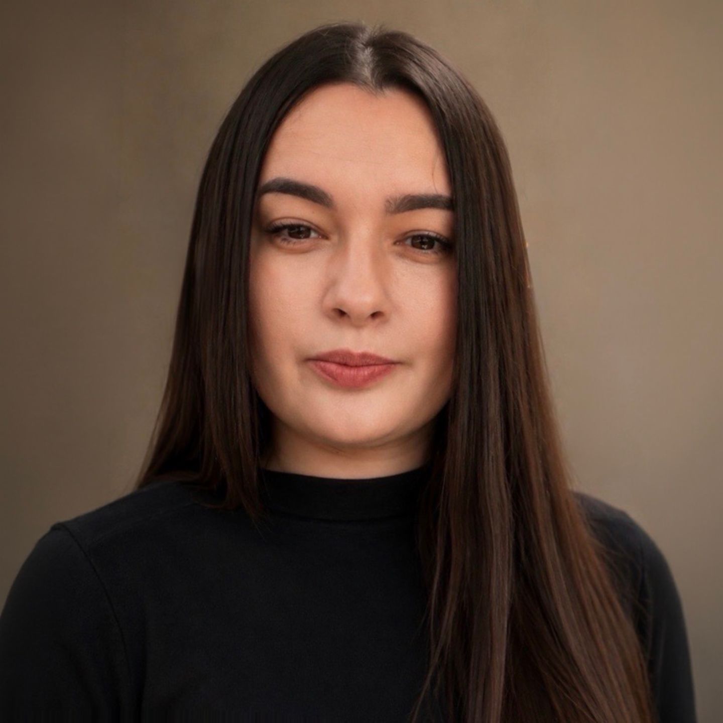 Daniela Moaca, Senior Manager IT ve společnosti EOS Romania, portrétní fotografie v tmavém rolákovém svetru.