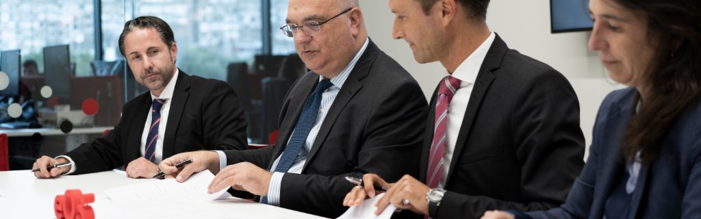 During an official ceremony on September 20, 2022, representatives of IFC and EOS formalized their collaboration on the purchase of NPLs and distressed real estate in Eastern Europe. Marwin Ramcke, Vittorio Di Bello, Carsten Tidow, Ariane Di Iorio 