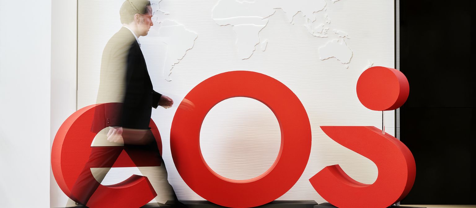 Toto je nová značka EOS: nové logo zdobí vstupní halu centrály EOS.