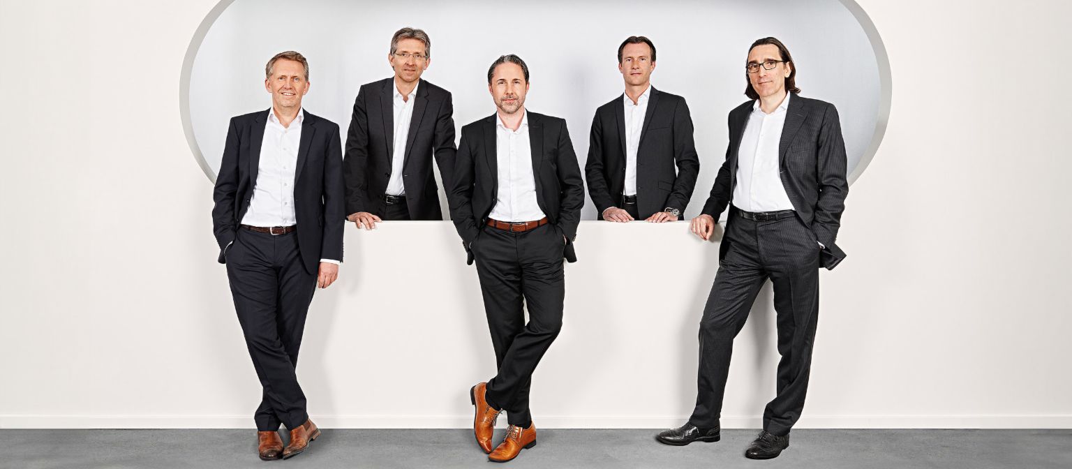 Skupinová fotografie zobrazuje jednatele EOS (zleva) Andreas Kropp (Německo), Justus Hecking-Veltman (finance), Marwin Ramcke (předseda představenstva), Carsten Tidow (střední a východní Evropa) a Dr. Andreas Witzig (západní Evropa).