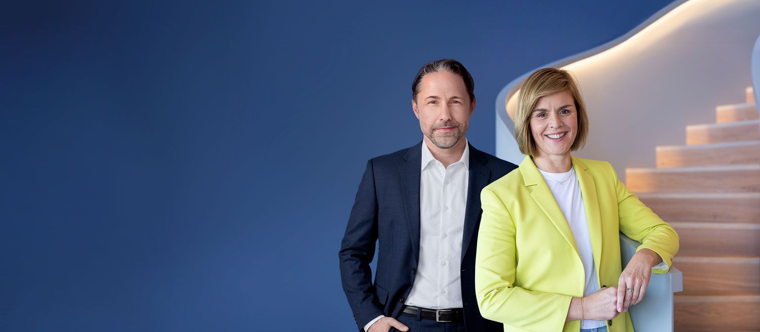 Obrázek ukazuje Marwina Ramckeho, CEO skupiny EOS, a Dr. Evu Griewel, CFO skupiny EOS, společně.