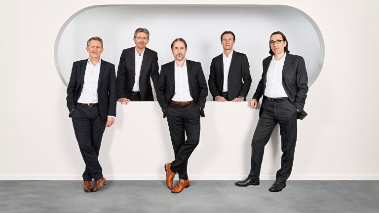 Skupinová fotografie zobrazuje jednatele EOS (zleva) Andreas Kropp (Německo), Justus Hecking-Veltman (finance), Marwin Ramcke (předseda představenstva), Carsten Tidow (střední a východní Evropa) a Dr. Andreas Witzig (západní Evropa).