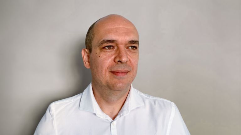 Na portrétu je Cristian Musat, výkonný ředitel EOS International BVG a mozek projektu Kollecto+.