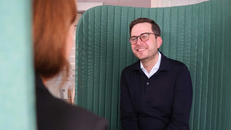 Odkup nezajištěných dluhů: muž v kanceláři během rozhovoru