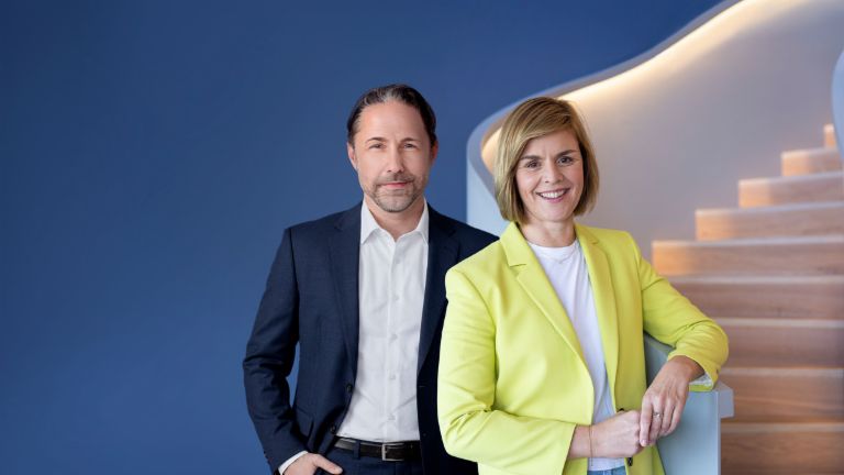 Obrázek ukazuje Marwina Ramckeho, CEO skupiny EOS, a Dr. Evu Griewel, CFO skupiny EOS, společně.