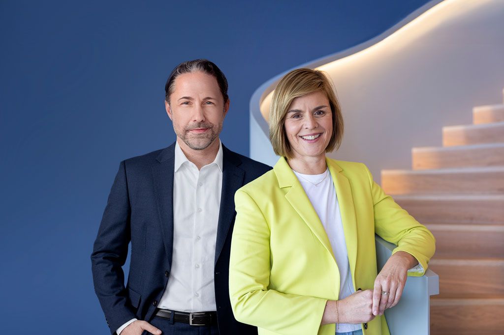 Obrázek ukazuje Marwina Ramckeho, CEO skupiny EOS, a Dr. Evu Griewel, CFO skupiny EOS, společně.
