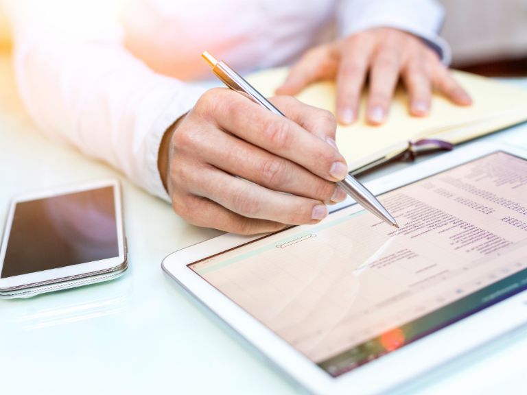 SMEs give away plenty of liquidity.<br/>Several studies illustrate the size of the problem: In many companies too much of the working capital is tied up, and unpaid bills are a major contributor here.
