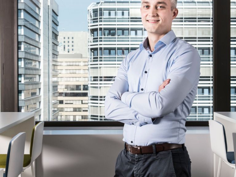 Andreas Dix z vědeckého týmu EOS Data Science Team sedí ve své kanceláři před oknem