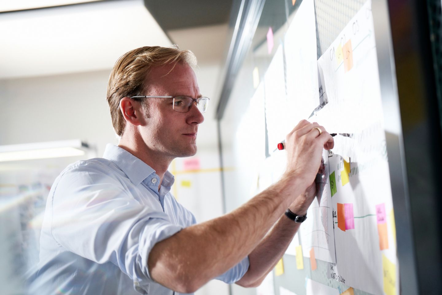 Receivables purchasing: Matthias Schmidt stands at a board and evaluates data 