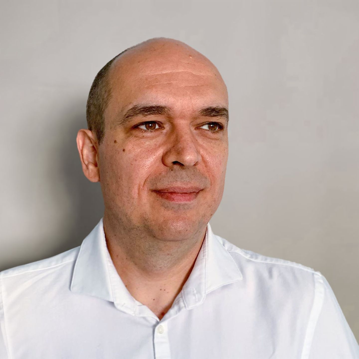 Na portrétu je Cristian Musat, výkonný ředitel EOS International BVG a mozek projektu Kollecto+.