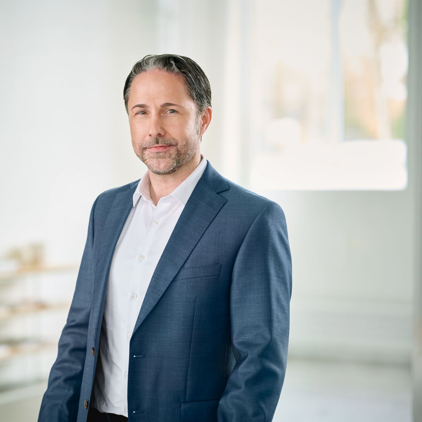 Portræt af Marwin Ramcke, formand for bestyrelsen i EOS Group, i et lyst rum iført en mørk blazer