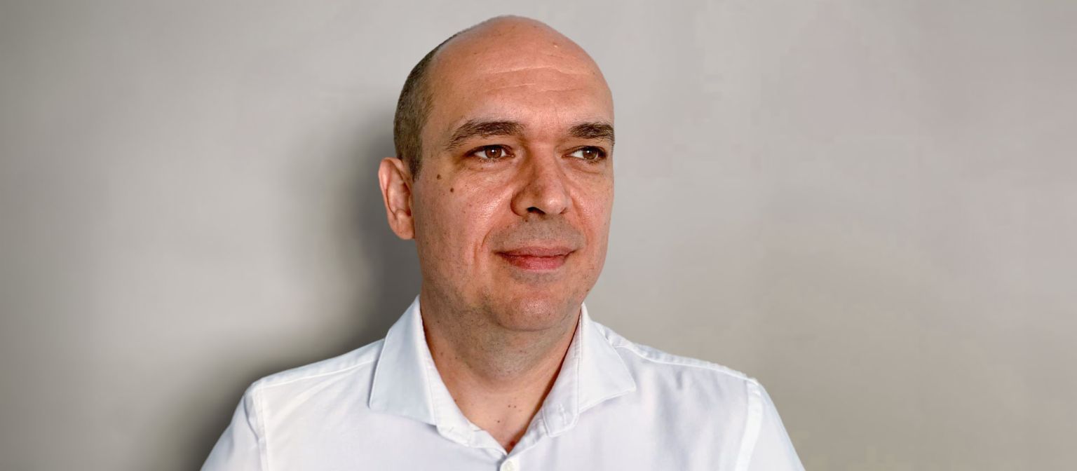 Na portrétu je Cristian Musat, výkonný ředitel EOS International BVG a mozek projektu Kollecto+.