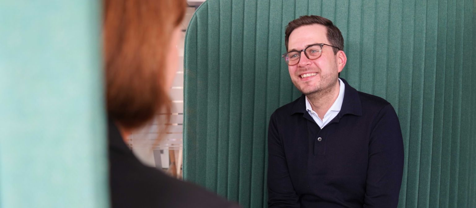 Odkup nezajištěných dluhů: muž v kanceláři během rozhovoru