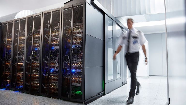 Kybernetická bezpečnost: strážný kontroluje serverovnu