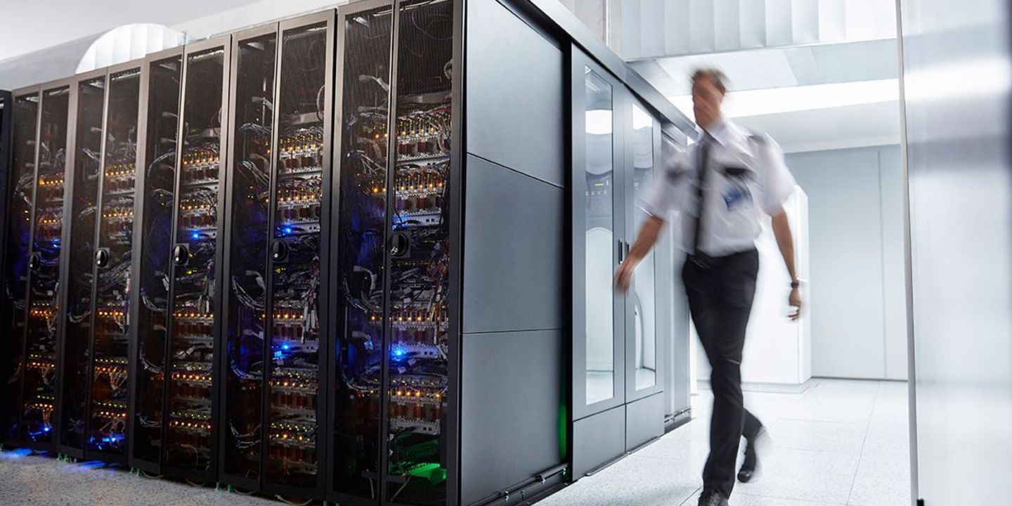 Kybernetická bezpečnost: strážný kontroluje serverovnu