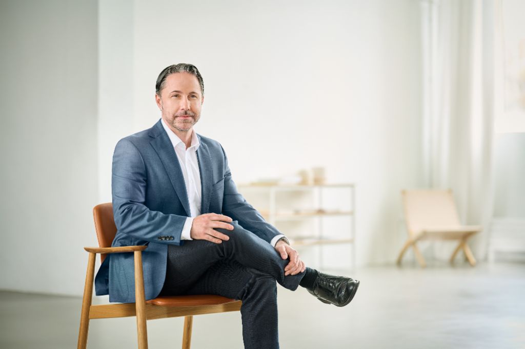 Portræt af Marwin Ramcke, formand for bestyrelsen i EOS Group, i et lyst rum iført en mørk blazer