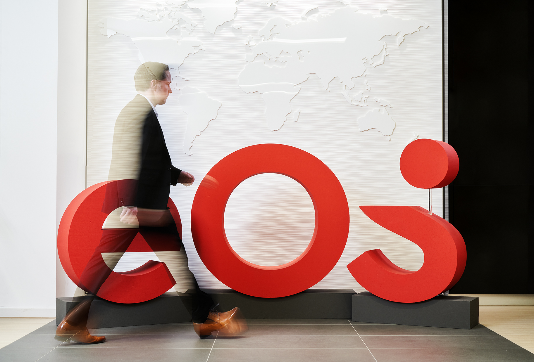 Toto je nová značka EOS: nové logo zdobí vstupní halu centrály EOS.