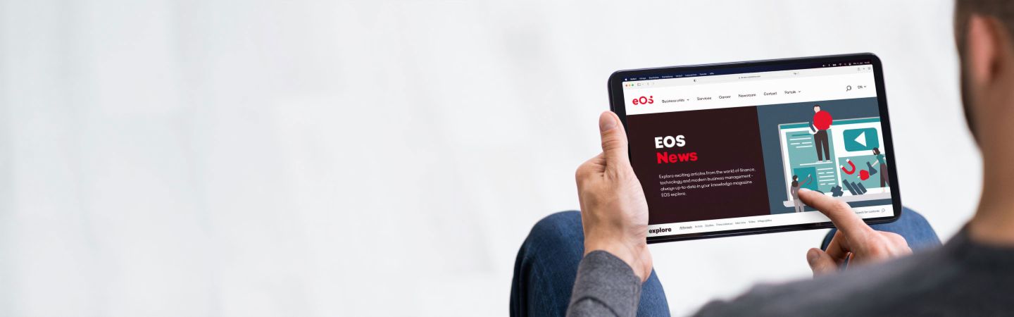 Osoba drží tablet, na kterém je otevřena webová stránka EOS Newsroom, poskytující informace o nejnovějších zprávách, online článcích a tiskových zprávách.