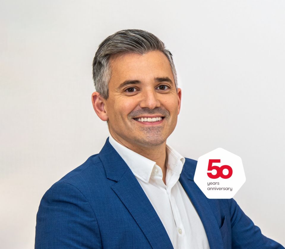Portrét Carlose Lorenza, generálního ředitele, EOS Španělsko před světlým pozadím
