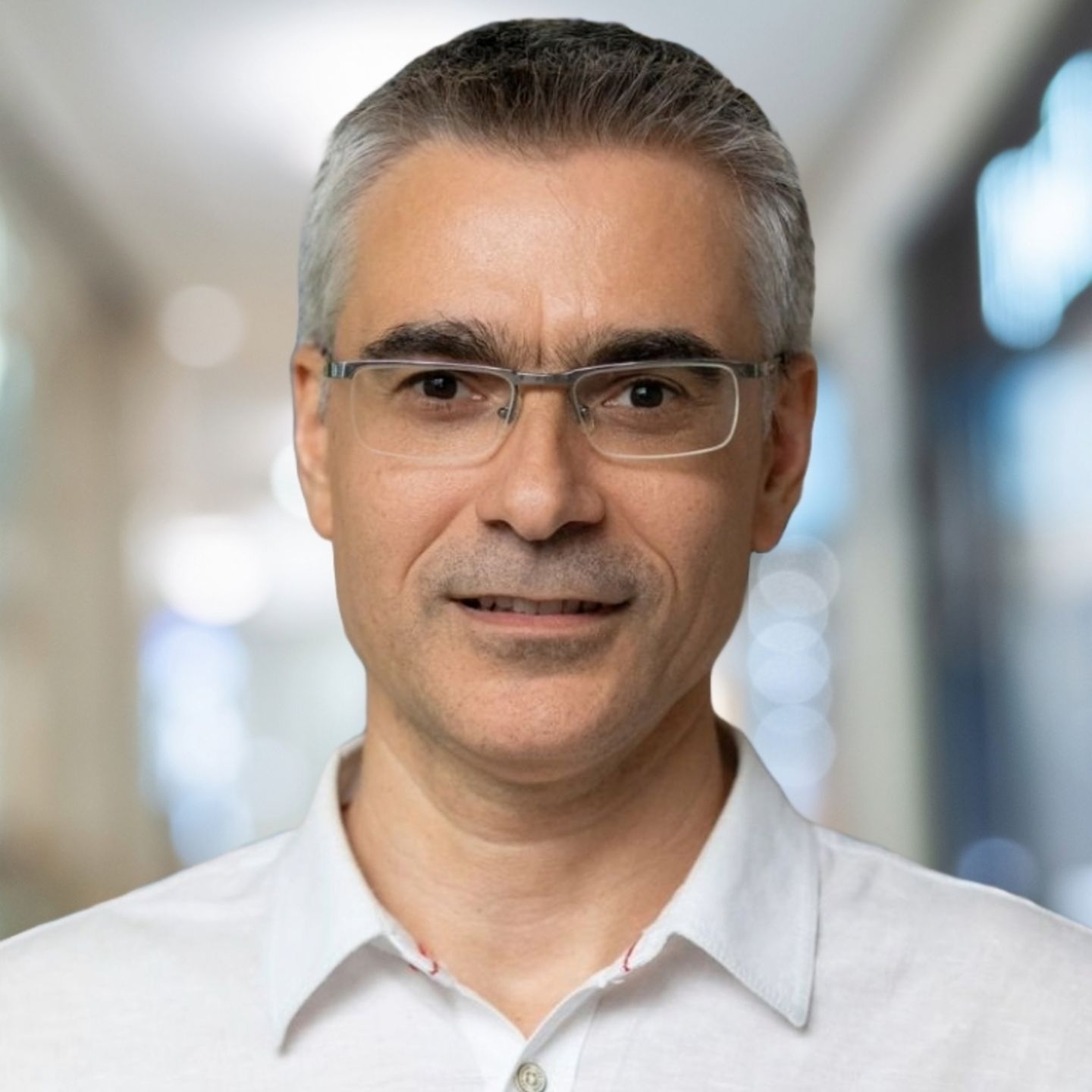 Obrázek zobrazuje portrét partnera v rozhovoru Dobrina Mirovského, Chief Digital Officer v EOS Bulharsku.