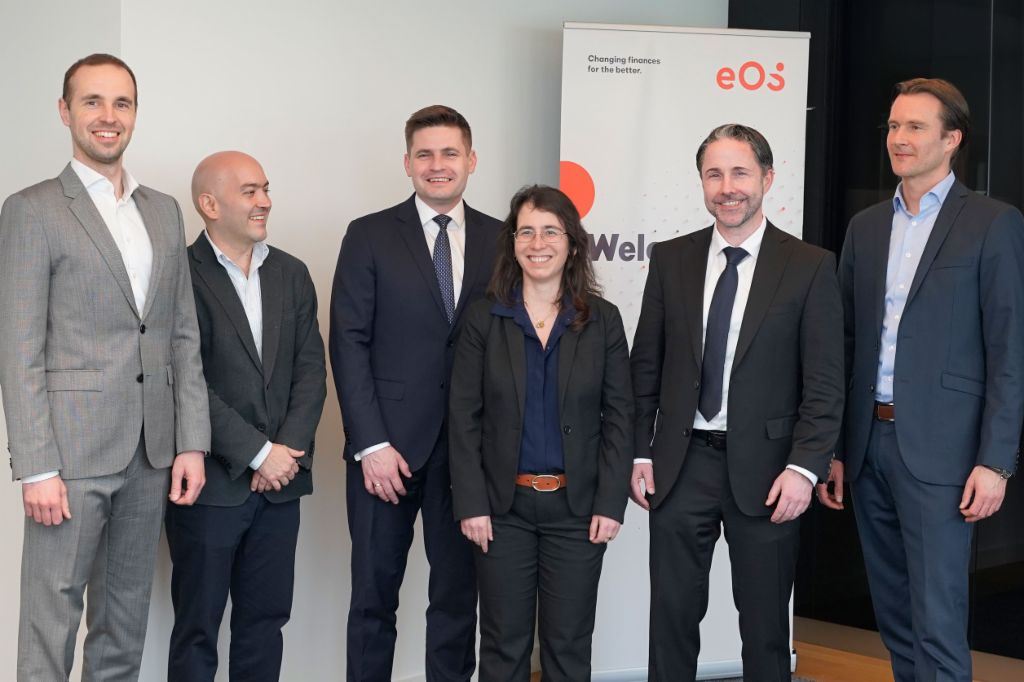 Zástupci IFC navštívili EOS v Hamburku, aby oslavili spolupráci na polském trhu a potvrdili závazek k udržitelným investicím (zleva doprava: Borys Drajczyk, hlavní investiční a technologický ředitel v EOS Polsko, Marcos Gomez Sierra, odborník na průmysl - investice do problémových aktiv v IFC - Mezinárodní finanční korporace, Dariusz Petynka, generální ředitel EOS Polsko, Ariane di Iorio, globální vedoucí investic do problémových aktiv v IFC, Marwin Ramcke, generální ředitel skupiny EOS, Carsten Tidow, generální ředitel skupiny EOS, odpovědný za region východní Evropy)