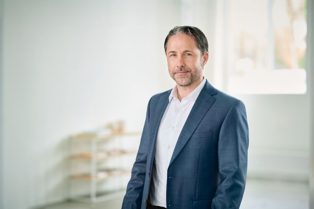Portræt af Marwin Ramcke, formand for bestyrelsen i EOS Group, i et lyst rum iført en mørk blazer